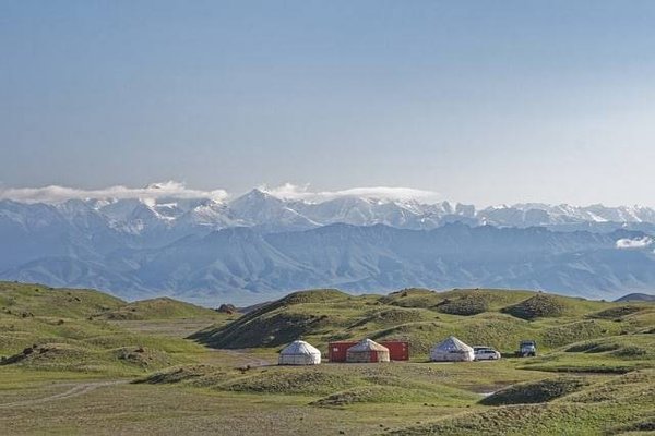 Quels sont les hébergements insolites en montagne dans les Alpes pour passer une nuit magique ?