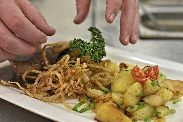 Comment savourer les produits du terroir et les spécialités gastronomiques de la petite montagne ?